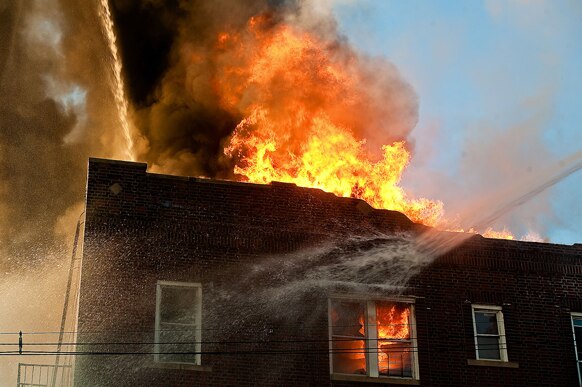 न्यू जर्सी स्थित एक इमारत में लगी भीषण आग। आग से किसी के हताहत होने की सूचना नहीं है।