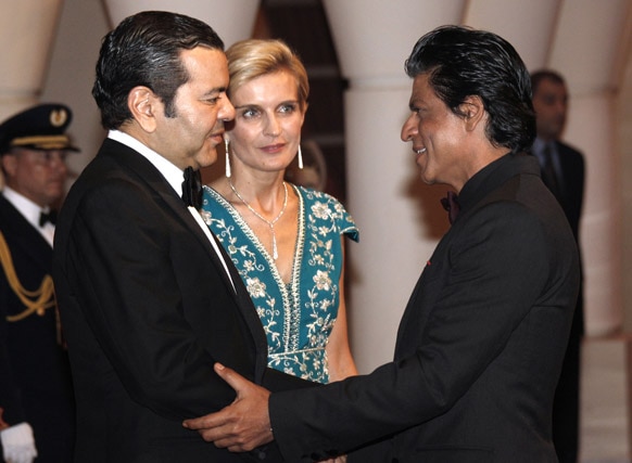 मराकेश इंटरनेशनल फिल्म फेस्टिवल में शिरकत करने पहुंचे बॉलीवुड अभिनेता शाहरूख खान मोरक्को प्रिंस मॉली राचिड का अभिवादन स्वीकार करते हुए।
