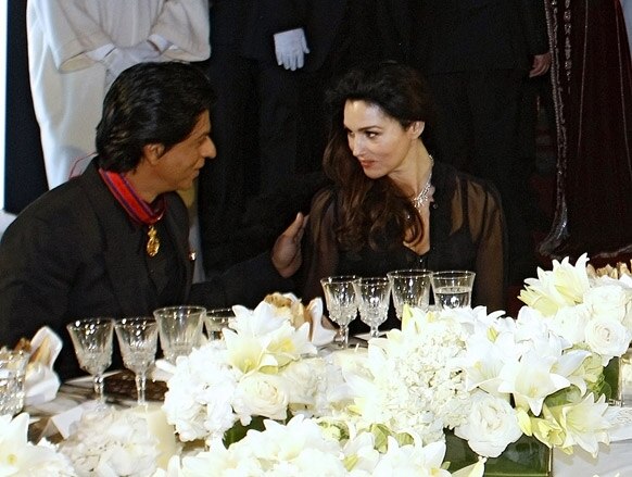 मराकेश इंटरनेशनल फिल्म फेस्टिवल में बॉलीवुड अभिनेता शाहरूख खान इटालियन अभिनेत्री मोनिका बेलुसी से बात करते हुए।