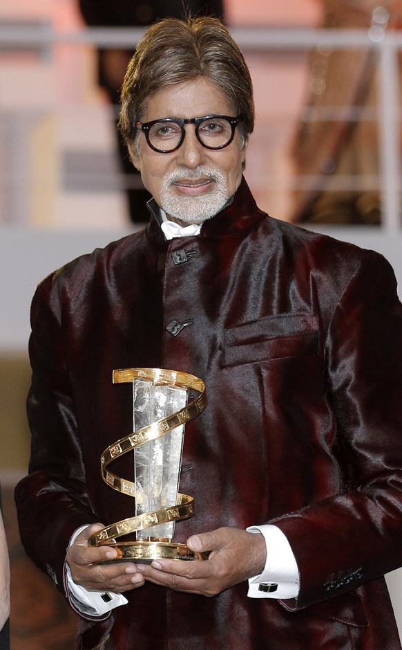 मराकेश इंटरनेशनल फिल्म फेस्टिवल में बॉलीवुड अभिनेता अमिताभ बच्चन ट्रॉफी के साथ।
