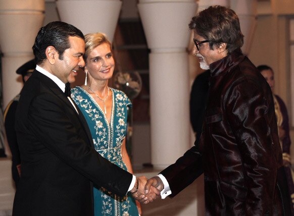 मराकेश इंटरनेशनल फिल्म फेस्टिवल में शिरकत करने पहुंचे बॉलीवुड अभिनेता अमिताभ बच्चन मोरक्को प्रिंस मॉली राचिड का अभिवादन स्वीकार करते हुए।