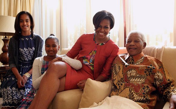 दक्षिण अफ्रीका के पूर्व राष्ट्रपति नेल्सन मंडेला अमेरिका की प्रथम लेडी मिशेल ओबामा के साथ।