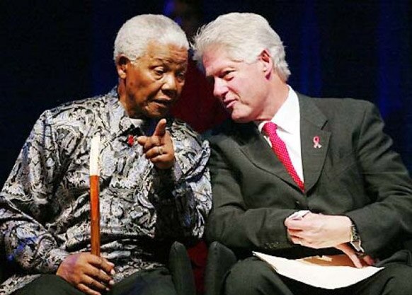 दक्षिण अफ्रीका के पूर्व राष्ट्रपति नेल्सन मंडेला अमेरिका के पूर्व राष्ट्रपति बिल क्लिंटन के साथ।