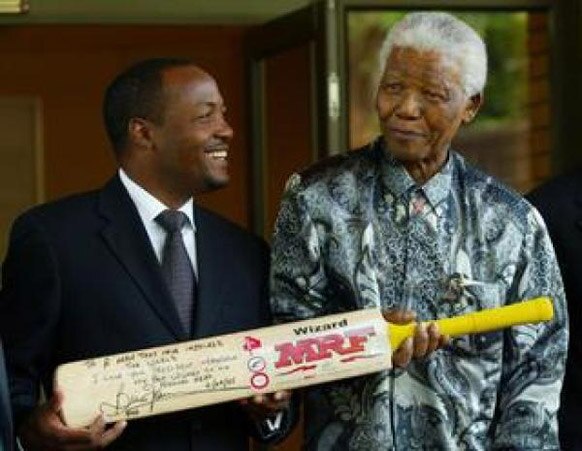दक्षिण अफ्रीका के पूर्व राष्ट्रपति नेल्सन मंडेला क्रिकेटर ब्रायन लारा के साथ।
