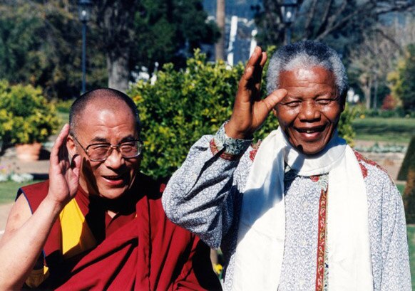 दक्षिण अफ्रीका के पूर्व राष्ट्रपति नेल्सन मंडेला तिब्बती धर्मगुरू दलाईलामा के साथ।