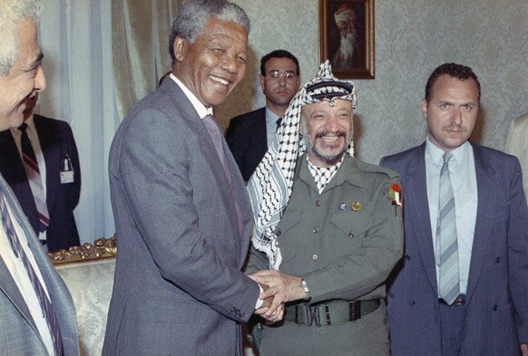 दक्षिण अफ्रीका के पूर्व राष्ट्रपति नेल्सन मंडेला यासर आराफात के साथ।