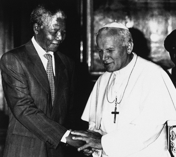 दक्षिण अफ्रीका के पूर्व राष्ट्रपति नेल्सन मंडेला पोप जॉन पॉल द्वितीय के साथ।