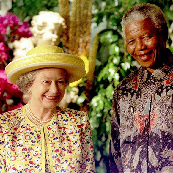 दक्षिण अफ्रीका के पूर्व राष्ट्रपति नेल्सन मंडेला ब्रिटेन की महारानी एलिजाबेथ द्वितीय के साथ।