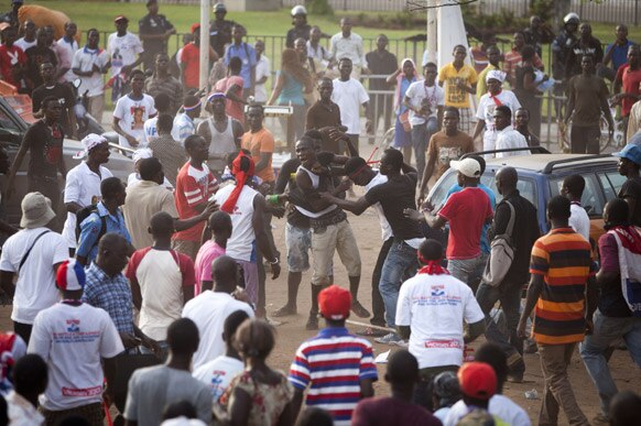 घाना के अक्रा में राष्ट्रपति चुनाव के परिणाम के खिलाफ प्रदर्शन के दौरान हुई मारपीट।