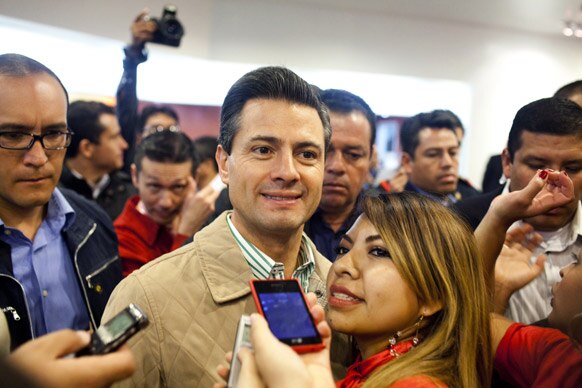 मेक्सिको में राष्‍ट्रपति एनरिक पेना निएटो (बाएं से दूसरे) अपने समर्थकों के साथ मीडिया को पोज देते हुए।