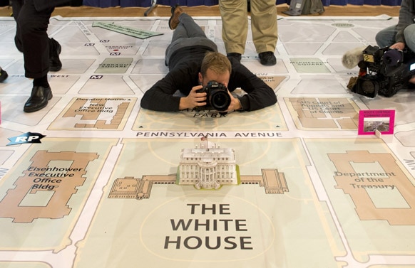 अमेरिका में एक न्‍यूज फोटोग्राफर व्‍हाइट हाऊस के मॉडल की तस्‍वीर अपने कैमरे में कैद करता हुआ।