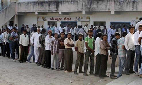 गुजरात: पहले चरण के मतदान के दौरान अहमदाबाद जिले साणंद स्थित एक पोलिंग बूथ पर वोट डालने के लिए बड़ी संख्‍या में आए मतदाता।