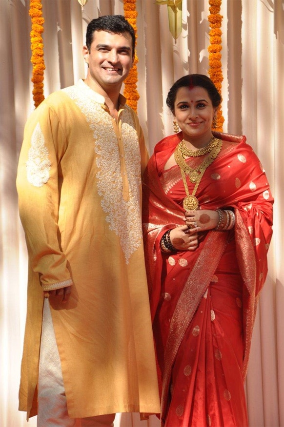 विवाह समारोह में पंजाबी और तमिल परंपराओं का संगम रहा।