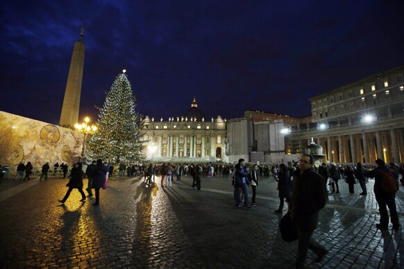 वेटिकन में सेंट पीटर्स चौराहे पर तैयार किया गया क्रिसमस ट्री।