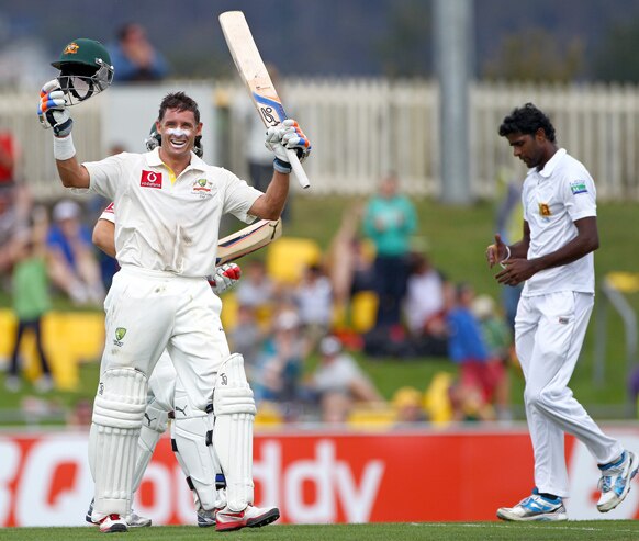 होबार्ट में श्रीलंका के खिलाफ शतक जमाने के बाद आस्ट्रेलिया के बल्लेबाज माइक हसी।