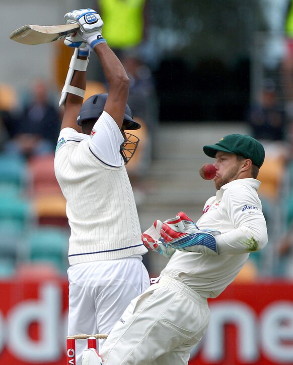 ऑस्ट्रेलिया के साथ टेस्ट मैच में श्रीलंकाई बल्लेबाज बाउंसर से बचने की कोशिश करते हुए।