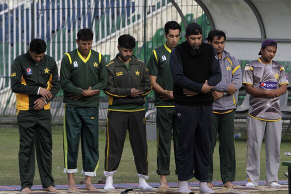 पाकिस्तान क्रिकेट टीम के पूर्व कप्तान इंजमाम उल हक लाहौर के कद्दाफी स्टेडियम में नमाज पढ़ते हुए।