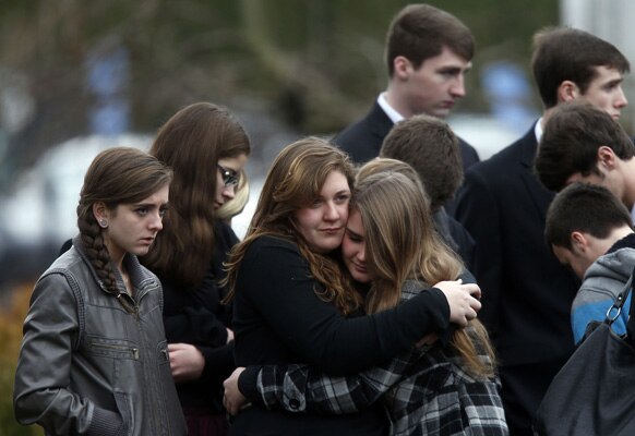 अमेरिकी स्कूल गोलीबारी में मारी गई 6 साल की बच्ची के अंतिम संस्कार के बाद शोक में परिजन।