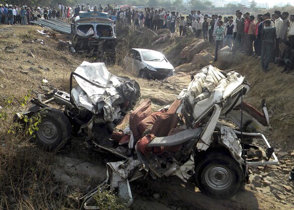 मध्य प्रदेश में जीप और ट्रक की टक्कर में कई लोगों की मौत हो गई।
