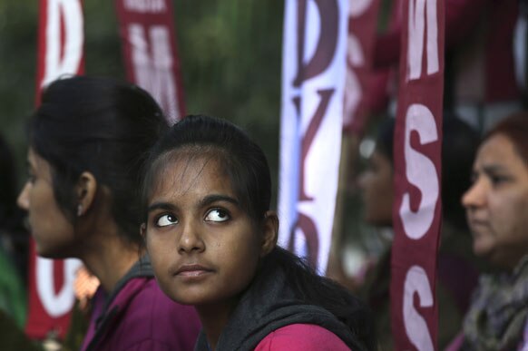 नई दिल्ली में 23 साल की पैरा मेडिकल की छात्रा के साथ रविवार को बस में हुए गैंग रेप के विरोध में प्रदर्शन करतीं महिलाएं और युवतियां।