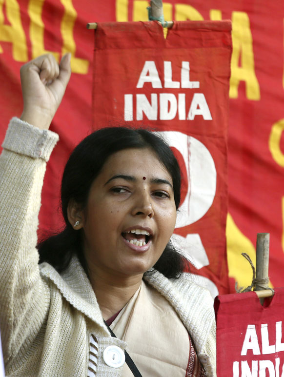 नई दिल्ली में 23 साल की युवती के साथ हुए गैंग रेप के विरोध में प्रदर्शन के दौरान महिलाओं की सुरक्षा की मांग करती महिला।
