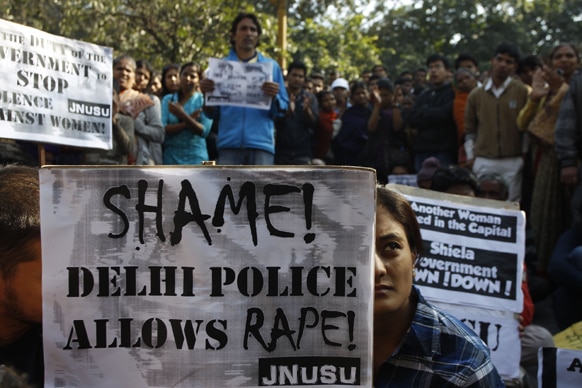 नई दिल्ली में 23 साल की पैरा मेडिकल की छात्रा के साथ रविवार को बस में हुए गैंग रेप के विरोध में प्रदर्शन करतीं महिलाएं।