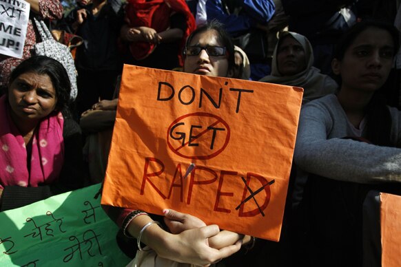 नई दिल्ली में 23 साल की पैरा मेडिकल की छात्रा के साथ रविवार को बस में हुए गैंग रेप के विरोध में प्रदर्शन करतीं महिलाएं।