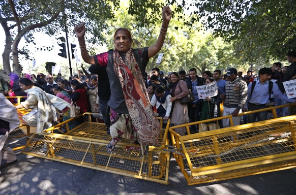 नई दिल्ली में गैंग रेप के विरोध में प्रदर्शन करतीं भाजपा की समर्थक महिलाएं।