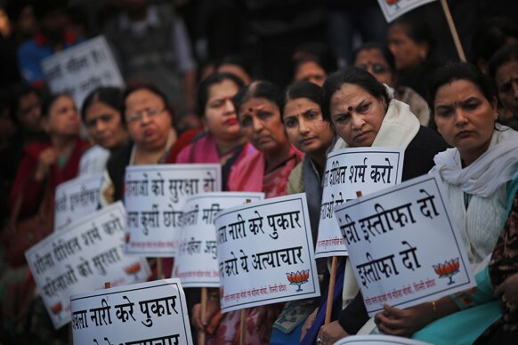 नई दिल्ली में गैंग रेप के विरोध में प्रदर्शन करतीं भाजपा की समर्थक महिलाएं।