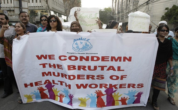 कराची में पाकिस्तानी कार्यकर्ताओं ने रैली निकाल कर पाकिस्तान में स्वास्थ्य कमिर्यों की हत्या का विरोध किया।