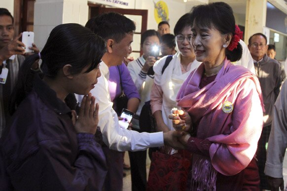 यंगून हवाईअड्डे पर म्यांमा की विपक्षी नेता आंग सान सू ची का स्वागत करते उनके समर्थक।