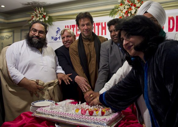 इस्लामाबाद में क्रिसमस के मौके पर आयोजित भोज में बिशप इशाक मजहर के साथ अन्य धर्मगुरुओं के साथ क्रिकेटर से राजनेता बने इमरान खान।