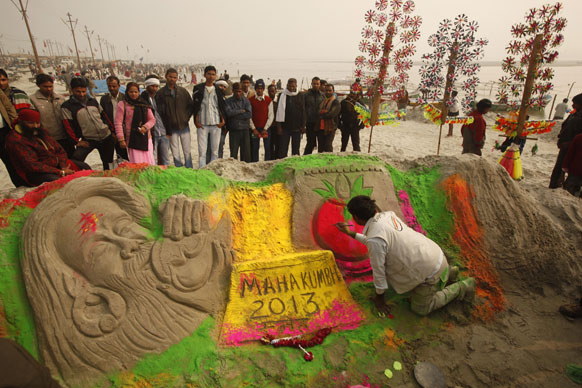 इलाहाबाद में महाकुंभ की तैयारी के दौरान रेत से एक आकृति बनाते कलाकार राजकपूर चितेरा।
