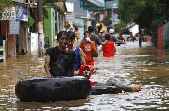 इंडोनिशया की राजधानी जकार्ता में भीषण बारिश से जन-जीवन अस्त व्यस्त हो गया है। लोग सुरक्षित स्थानों पर पलायन करने लगे हैं।