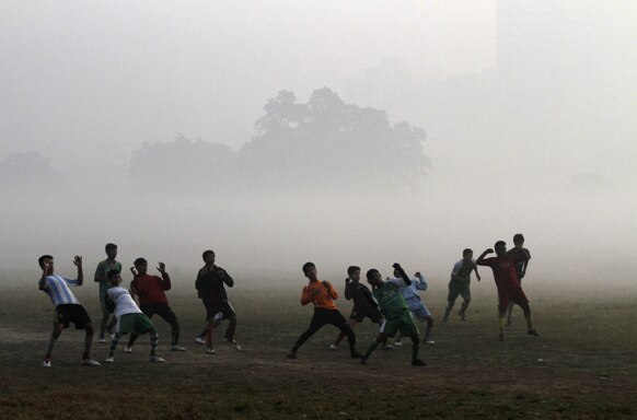 कोलकाता में युवा भारतीय फुटबाल खिलाड़ी अभ्यास करते हुए।