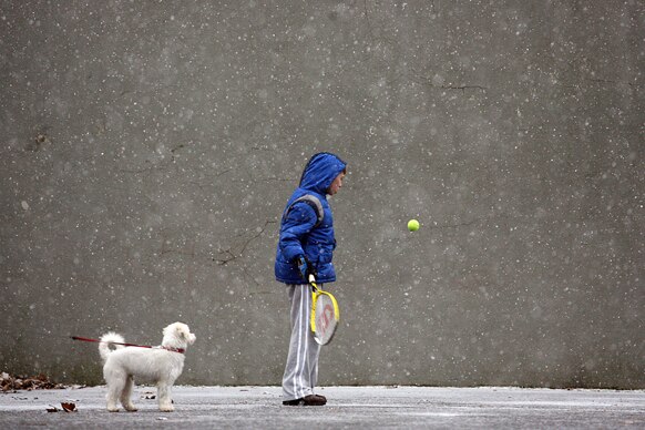 न्‍यजर्सी के एक पार्क में आठ वर्षीय एक बच्‍चा स्‍टीवन पायसिक टेनिस खेलता हुआ।