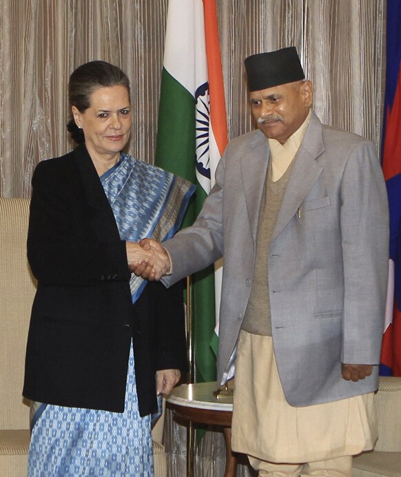 नई दिल्‍ली में नेपाल के राष्‍टप्रति रामबरण यादव के साथ हाथ मिलाते हुए कांग्रेस पार्टी की अध्‍यक्ष सोनिया गांधी।