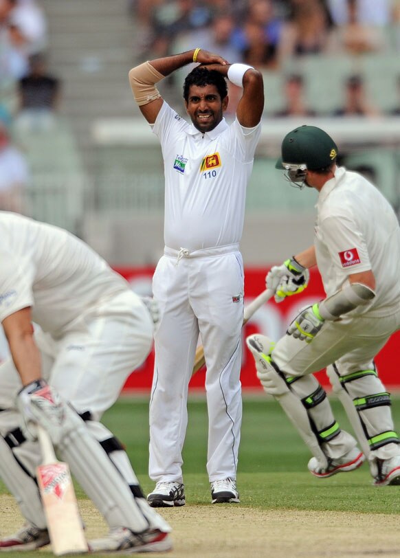 ऑस्‍ट्रेलिया: मेलबर्न क्रिकेट स्‍टेडियम में टेस्‍ट मैच के दूसरे दिन श्रीलंकाई गेंदगाज धम्मिका प्रसाद गेंदबाजी के बाद प्रतिक्रिया जताते हुए।