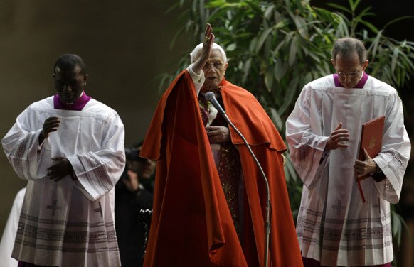 सेंट पीटर स्‍क्‍वायर में एकत्रित हुए लोगों को आर्शीवाद देते हुए पोप बेनेडिक्‍ट 16वें।