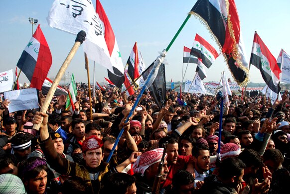 बगदाद में शिया नेतृत्व वाली सरकार के खिलाफ विरोध-प्रदर्शन करते प्रदर्शनकारी।