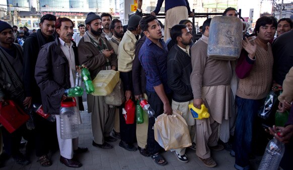 पाकिस्तान के रावलपिंडी में पेट्रोल लेने के लिए लोग कतार में खड़े है।