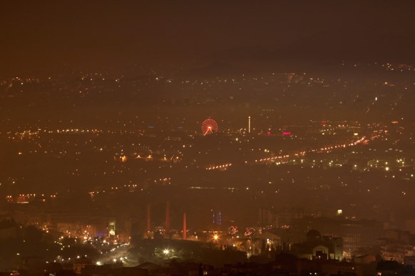 एथेंस के आसमान पर छाई धुंध।