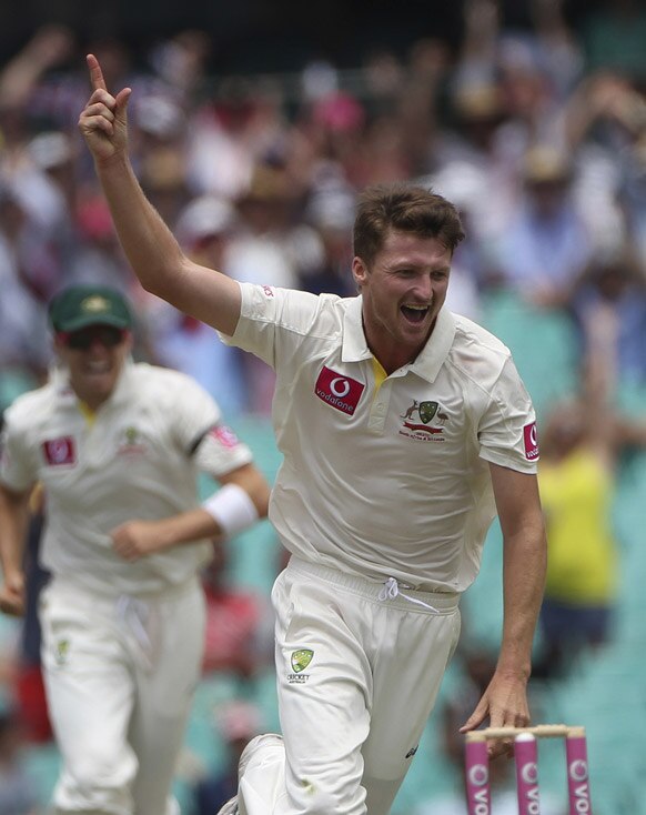 सिडनी में ऑस्ट्रेलिया के जैक्शन बर्ड श्रीलंका के दिलशान का विकेट लेने के बाद खुशी मनाते हुए।