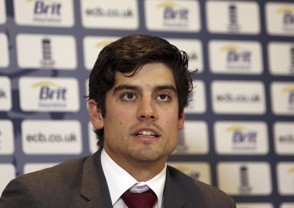 लंदन में प्रेस कॉन्फ्रेंस के दौरान संबोधित करते इंग्लैंड क्रिकेट टीम के कप्तान एलिस्टर कुक।