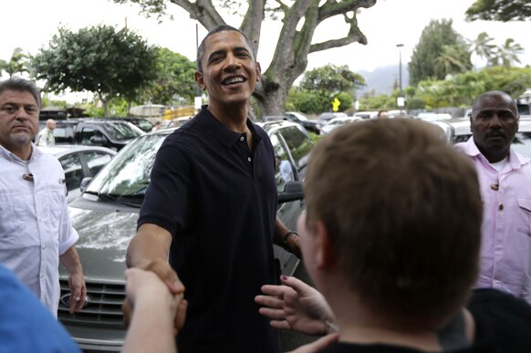 हवाई में लोगों से मिलते अमेरिकी राष्ट्रपति बराक ओबामा।