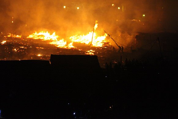 नाइजीरिया के एक शहर में लगी भयानक आग का दृश्य।