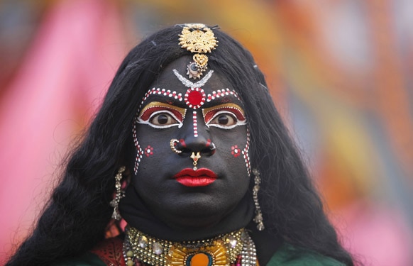 इलाहाबाद में महाकुंभ की तैयारियों के मद्देनजर एक व्यक्ति ने देवी मां काली के समान अपनी वेशभूषा बनाई।