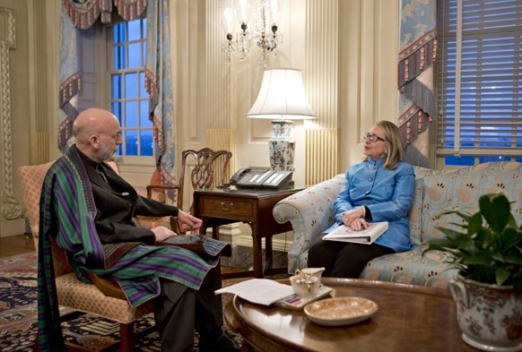 वाशिंगटन में अमेरिकी विदेश मंत्री से बातचीत करते आफगानिस्तानी राष्ट्रपति हामिद करजई।