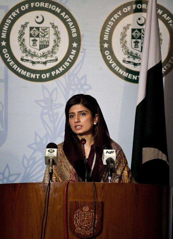 इस्लामाबाद में प्रेस कॉन्फ्रेंस करती पाकिस्तानी विदेश मंत्री हिना रब्बानी खार।