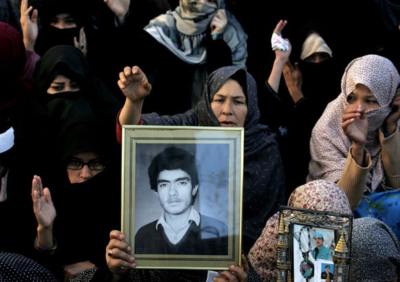 पाकिस्तान में बम विस्फोट में मारे गए अपने परिजनों के खिलाफ विरोध-प्रदर्शन करते लोग।
